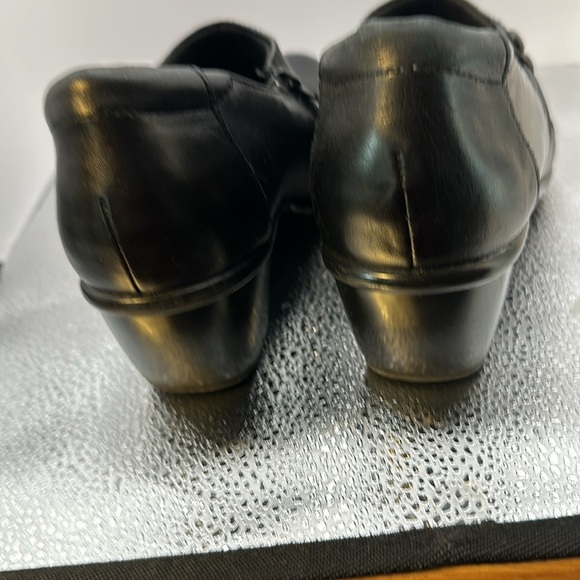 Clark shoes in excellent used condition. Size 8 1/2 the heel is 1 1/2 inches, - Picture 3 of 7